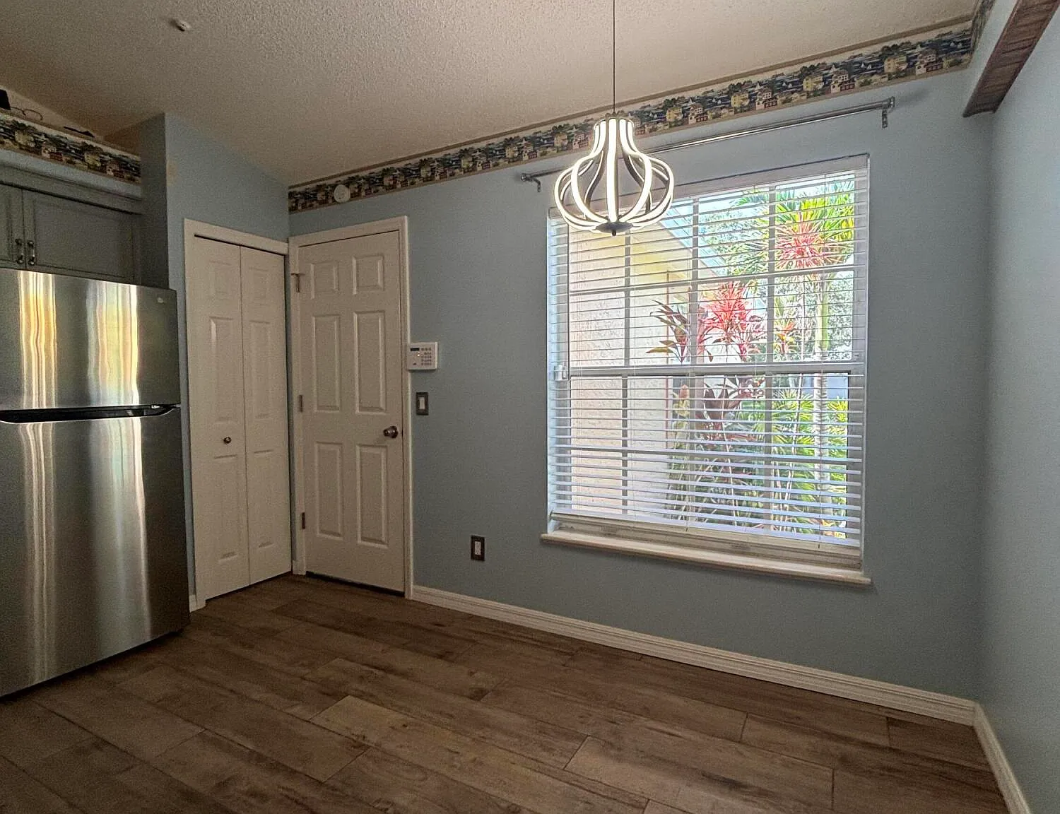 3 bed, 2.0 bath, 1427 sqft, $2,650 — Photo 2
