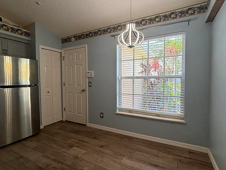 2274 SE Longhorn Ave — Photo 3