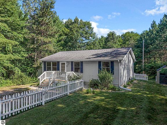 2nd image of 2020 Cove Dr