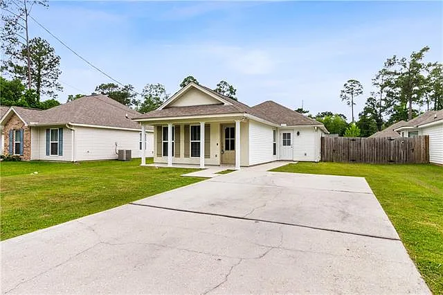 3 bed, 2.0 bath, 1240 sqft, $2,000 — Photo 2
