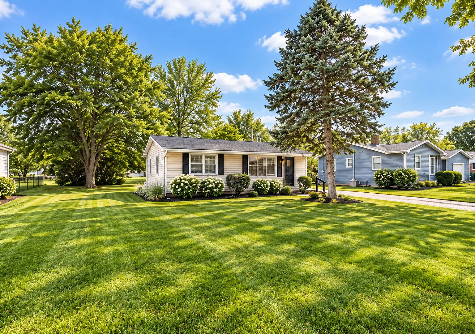 Spacious North Side 2 Bedroom Home with Huge Yard & Garage! — Photo 3