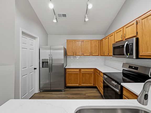 3rd image of 208 Timberwood Trce