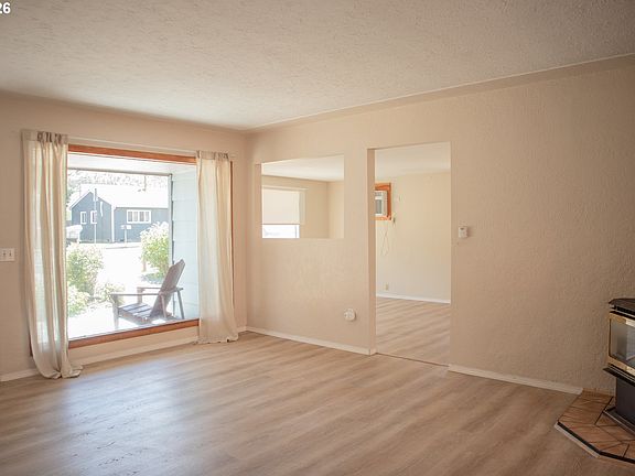 5th image of 905 Chenoweth Loop W