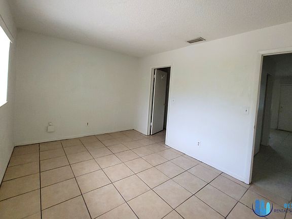 4th image of 221 NW Jefferson Cir N APT 19