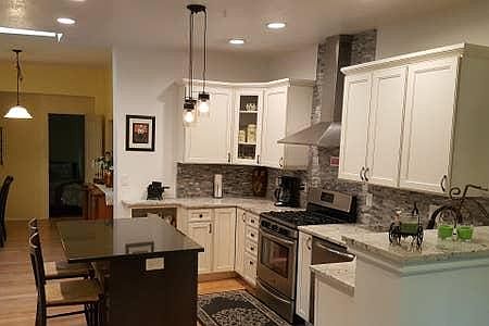1st image of 717 W 4th Ave