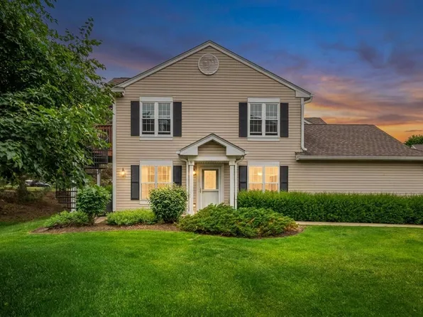 513 Windham Cove Dr, Crystal Lake, IL 60014