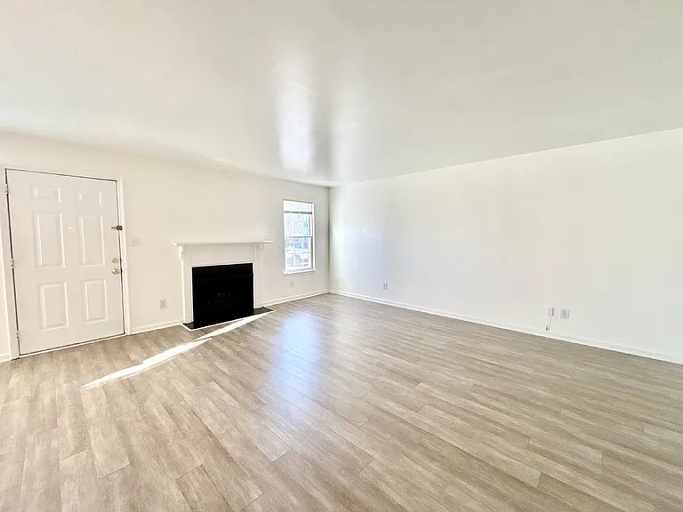 1441 Deerpond Ln — Photo 3