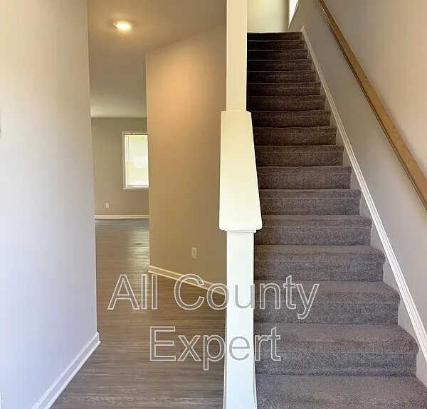 21 Stanford Ct — Photo 2