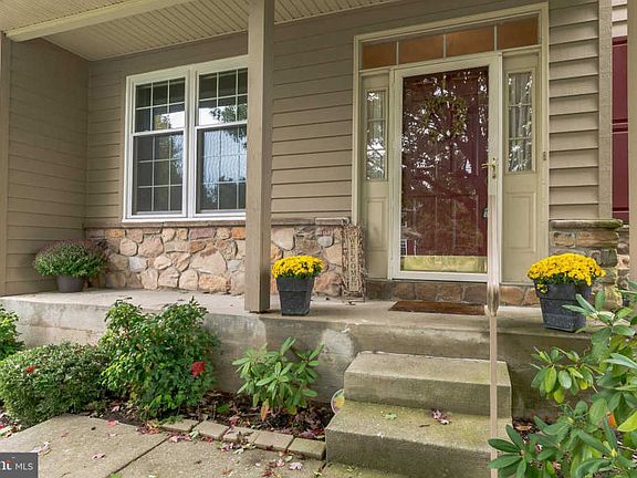 3rd image of 459 Crescent Dr