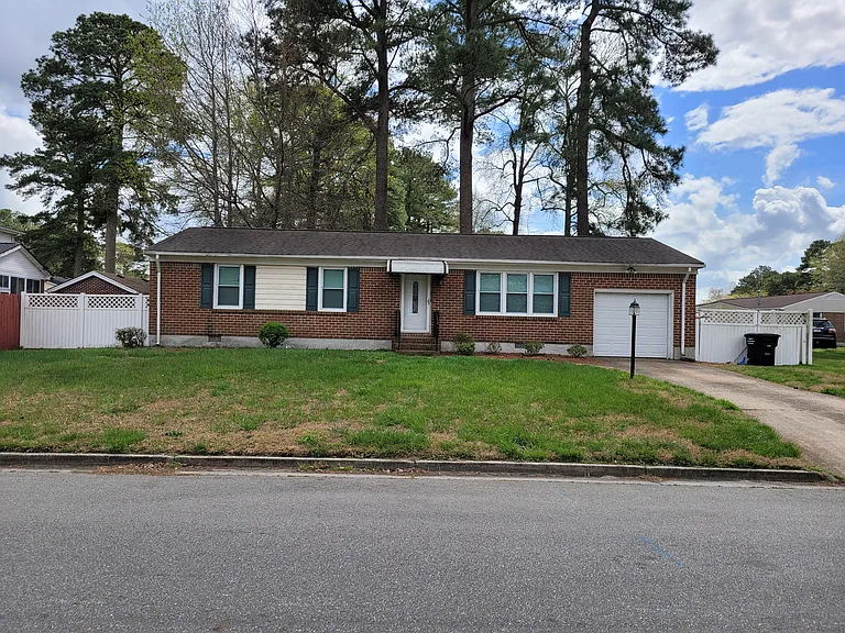 1207 Lakeview Dr — Photo 1