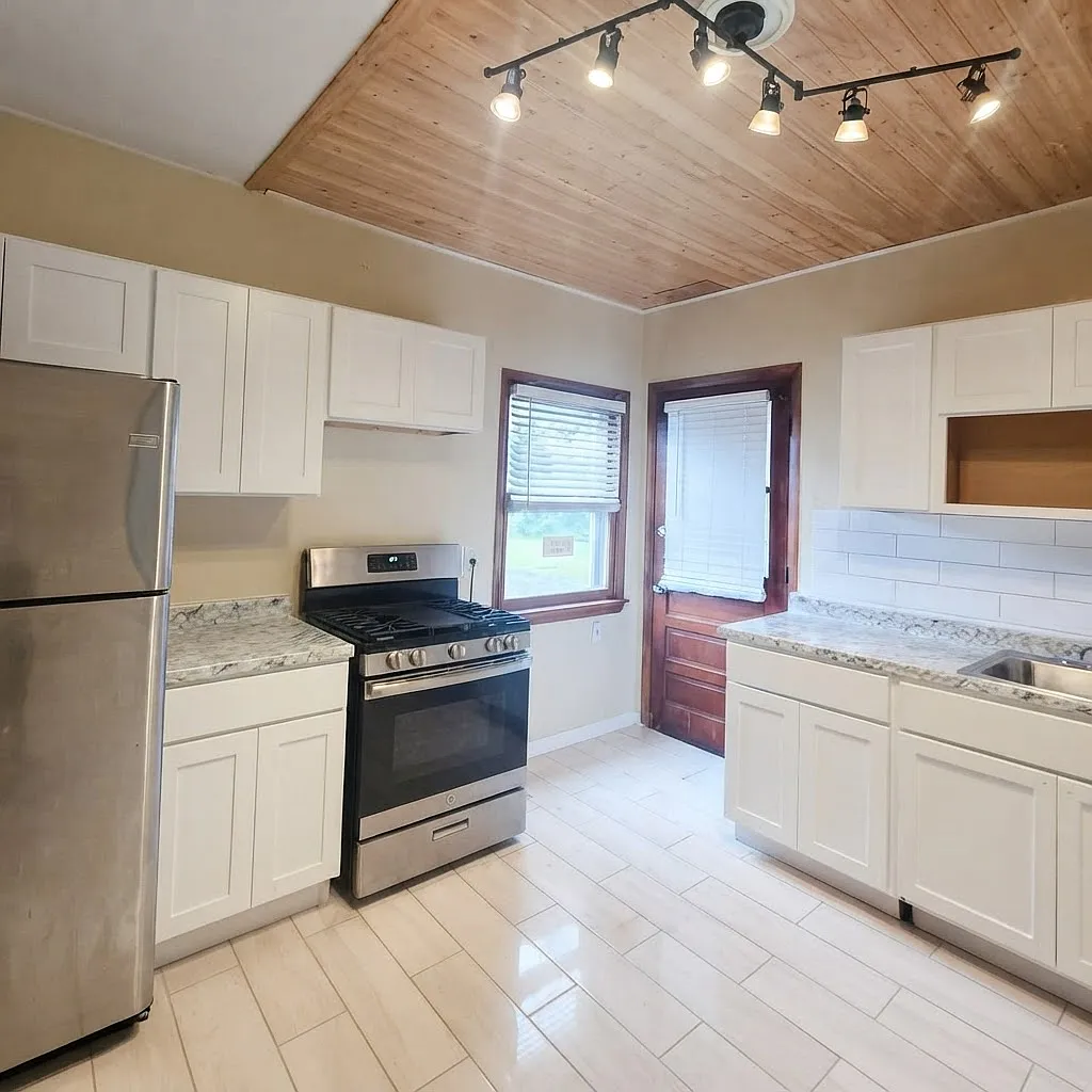 4 bed, 1.5 bath, 2500 sqft, $2,400 — Photo 1