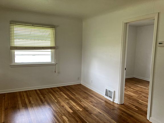 4th image of 2334 W Kiernan Ave