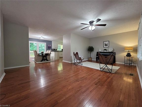 4th image of 4858 Fleetwood Cir