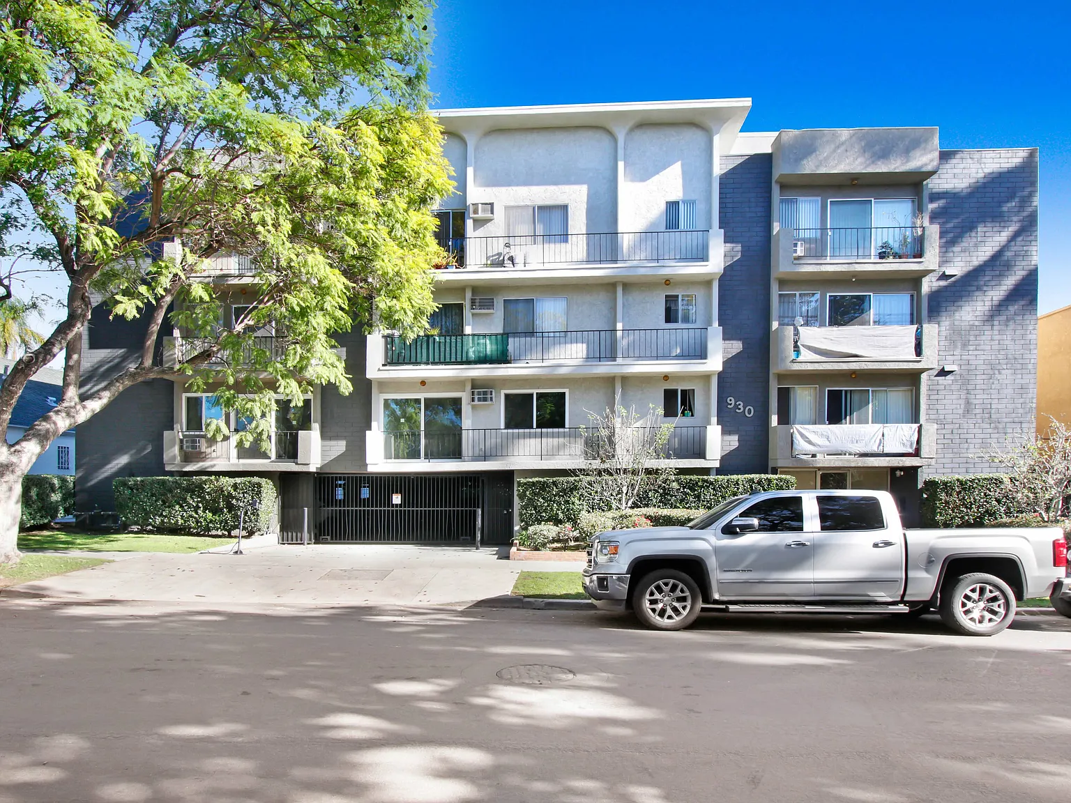 930 N Martel — Photo 1
