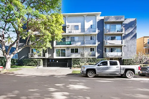 930 N Martel Photo 1