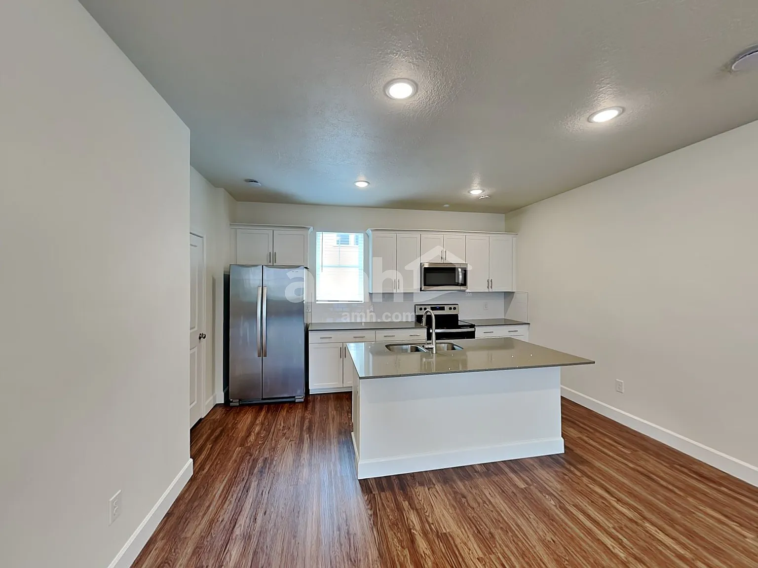 4 bed, 3.5 bath, 1762 sqft, $2,285 — Photo 4