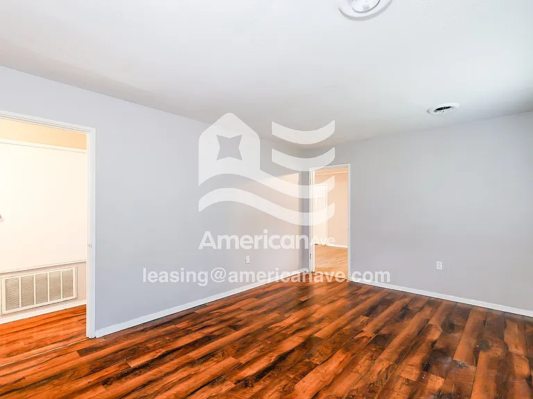 1511654_004_living_room_4.jpg