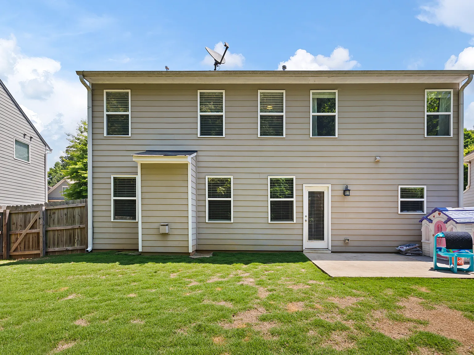 4 bed, 2.5 bath, 2236 sqft, $2,750 — Photo 3