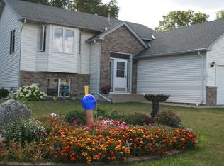 1009 Shoreline Dr, Howard Lake, MN 55349