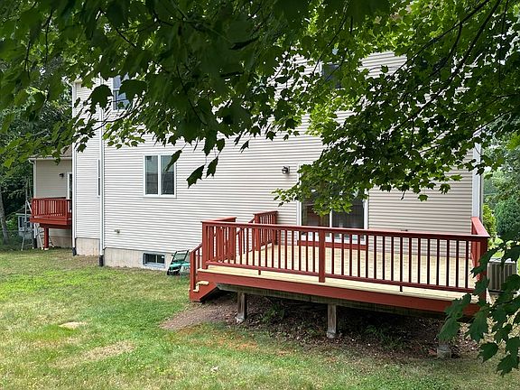5th image of 136 Thompkins Ave