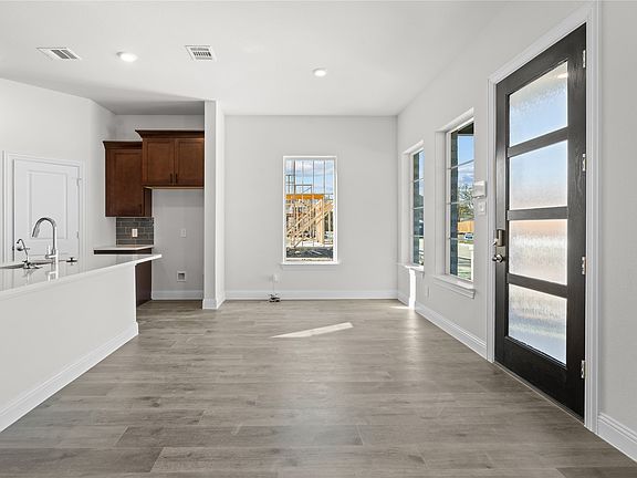 2nd image of 725 Oakridge Trl