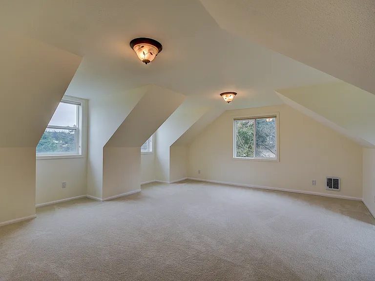90 Vine St — Photo 17