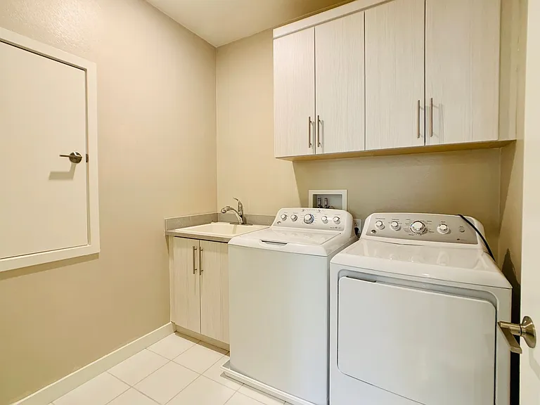 810 Beacon — Photo 10