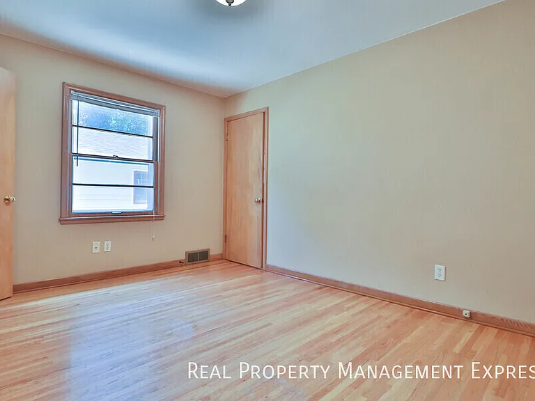 1904 S Hawthorne Ave — Photo 16