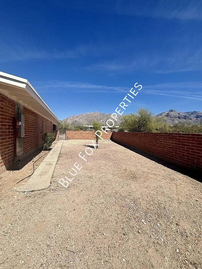 Building Photo - 900 E Via Lucitas