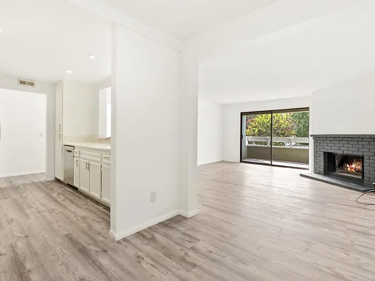 1040 E Washington Ave — Photo 10