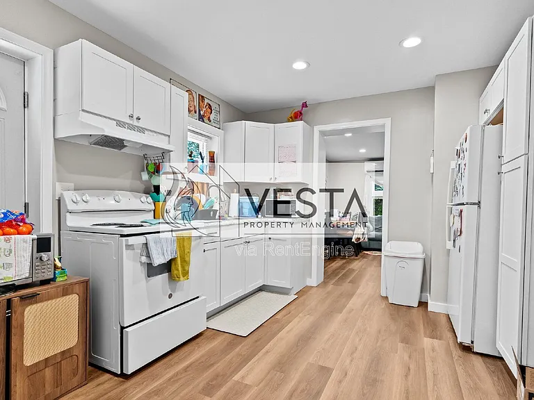 817 Oakdale Rd — Photo 3