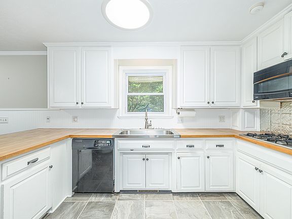 5th image of 3750 Shamrock W