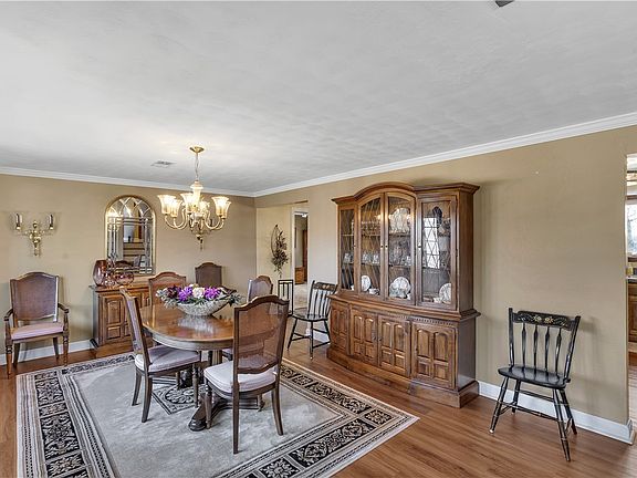 4th image of 210 Marion Dr
