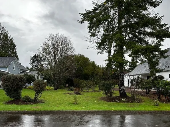 Oak St, Florence, OR 97439