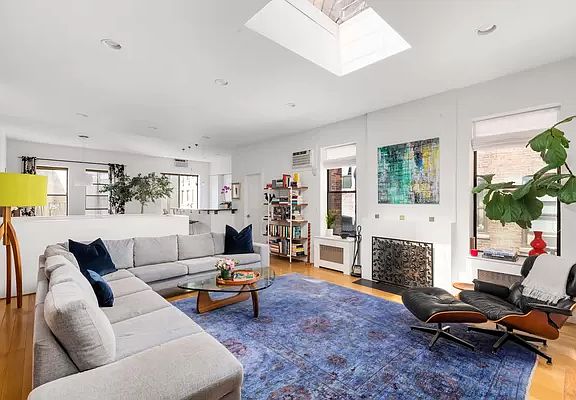 4th image of 204 W 92nd St
