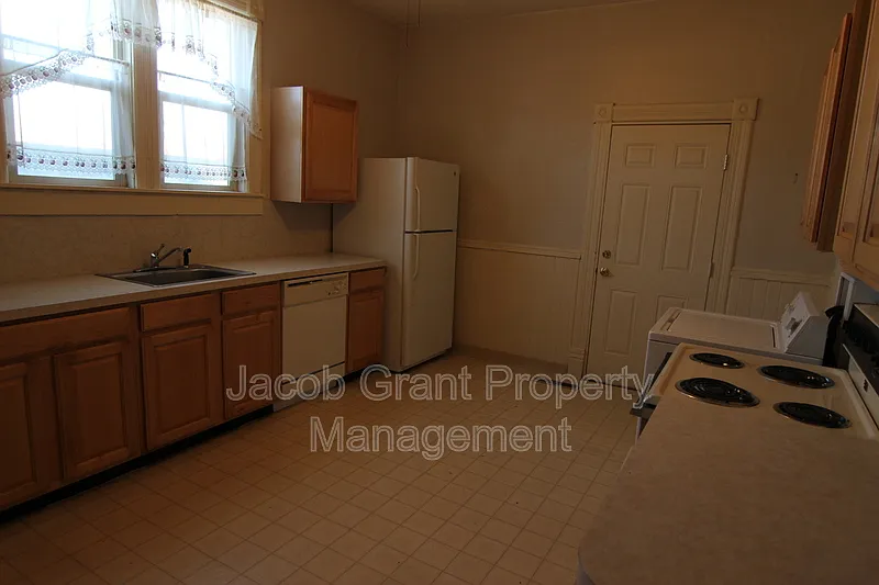 3 bed, 1.0 bath, 1400 sqft, $1,495 — Photo 3