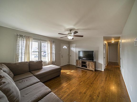 4th image of 1030 Maywood Dr