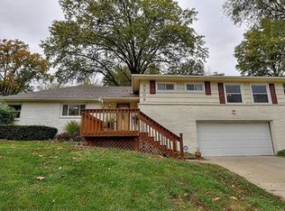 6208 N Robinhood Ln, Kansas City, MO 64151
