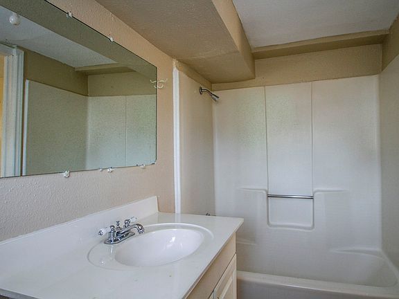 5th image of 924 Saint James St #3