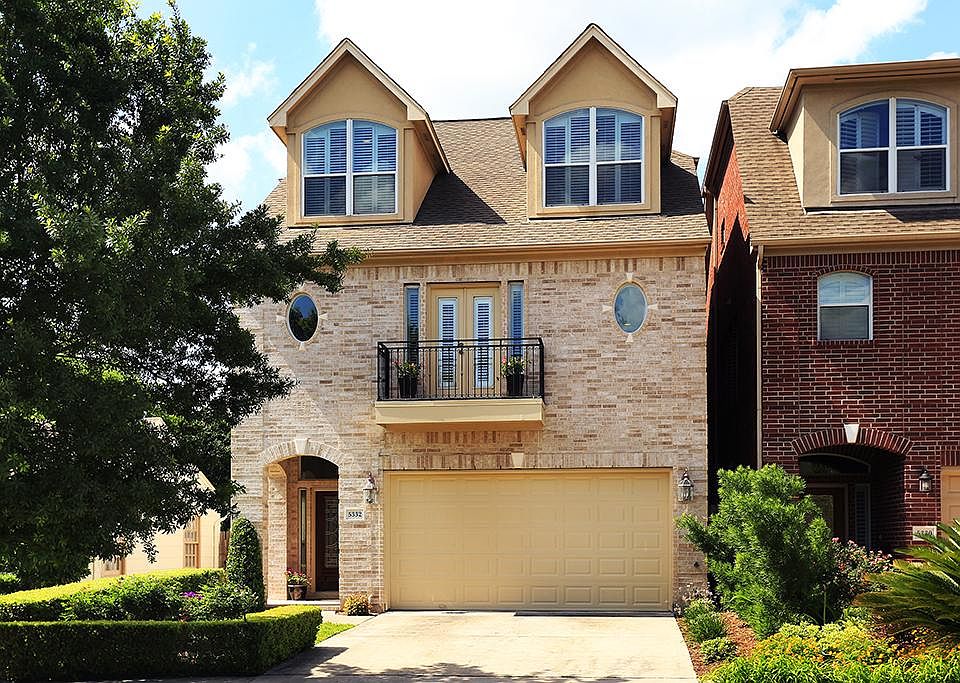 Sunny front view of this lovely, all brick home nestled on the very quiet, double cul-de-sac McCullo