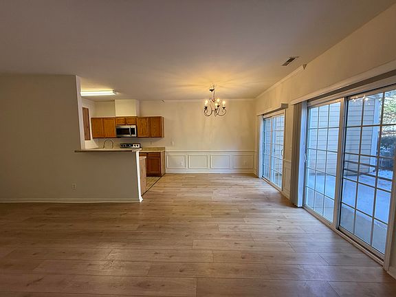 2nd image of 608 Carlton Commons Ln