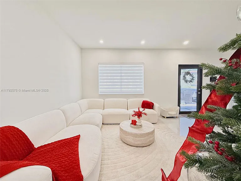 927 SW 18th Ave — Photo 4