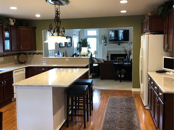 5th image of 186 Lord Byron Ln