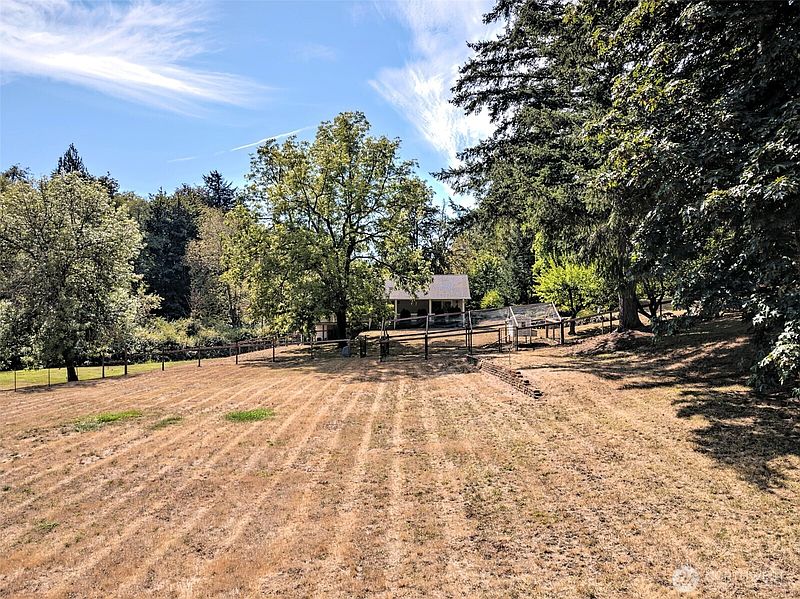 3rd image of 1010 SE Binns Swiger Loop Road