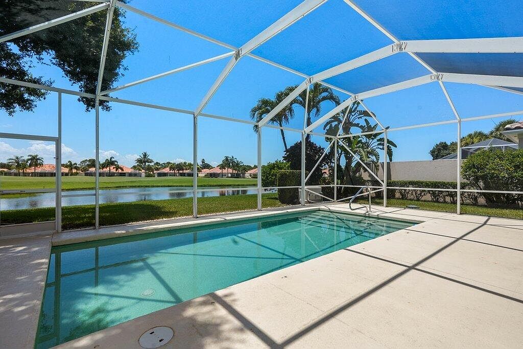 8232 SE Palm Hammock Lane