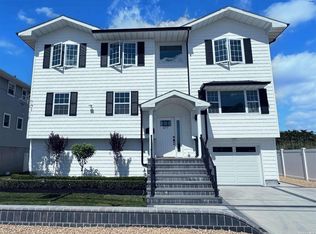 877 Pacific St, Lindenhurst, NY 11757
