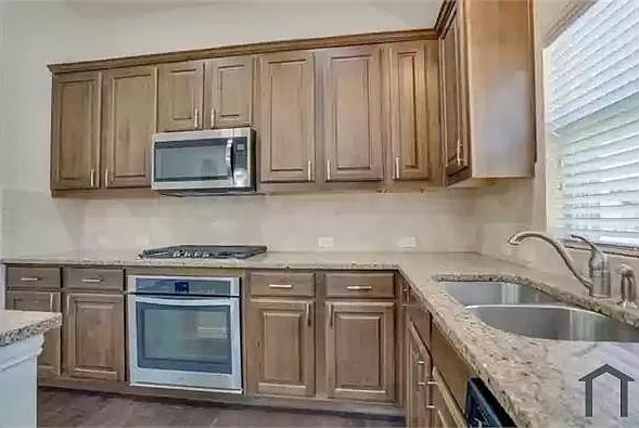 1412 Rose Bud Ct — Photo 3
