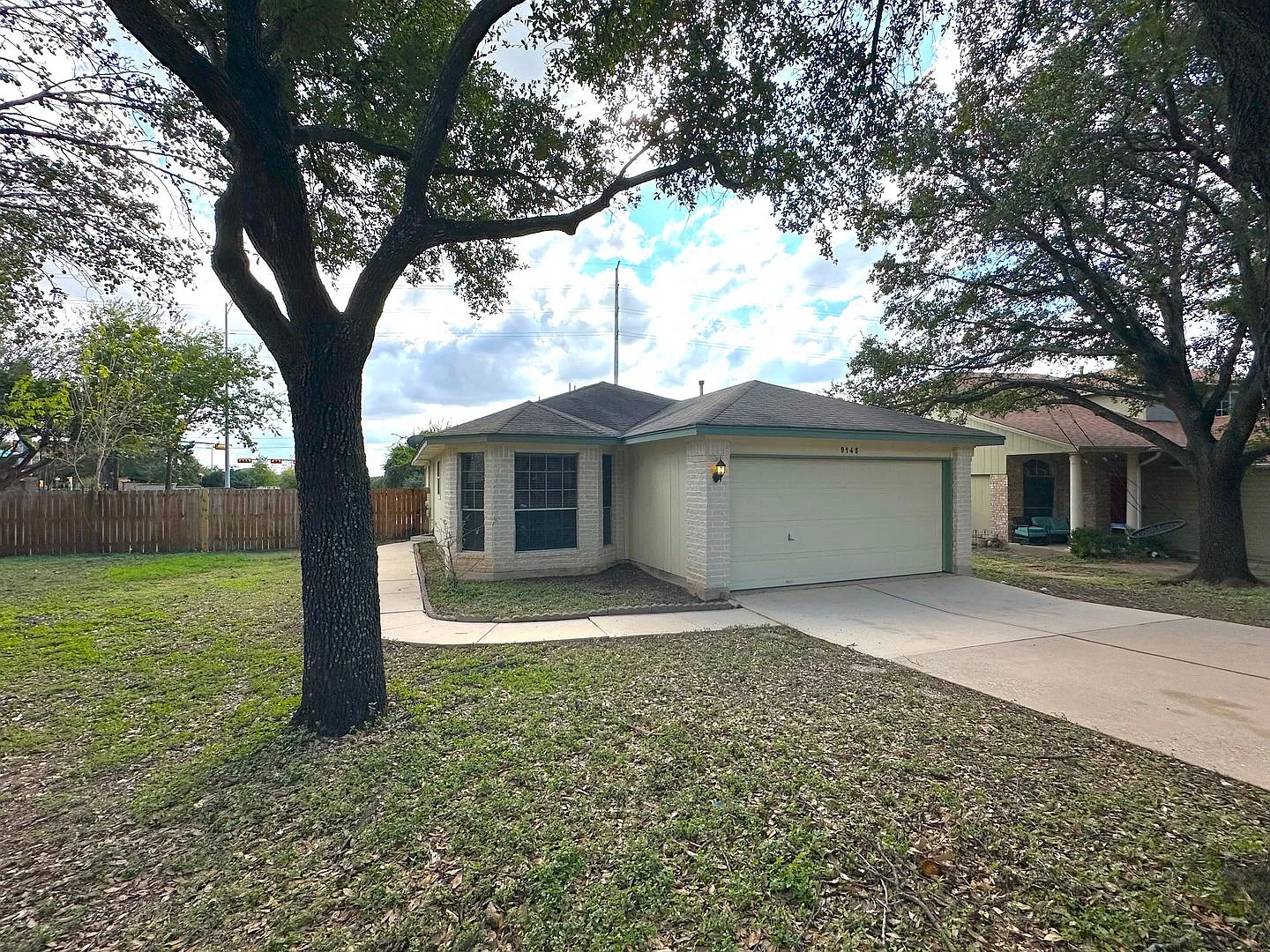 Beautiful single-story 3 bedrooms, 2 baths home for rent in South Austin! Enjoy a lovely deck in ... — Photo 2