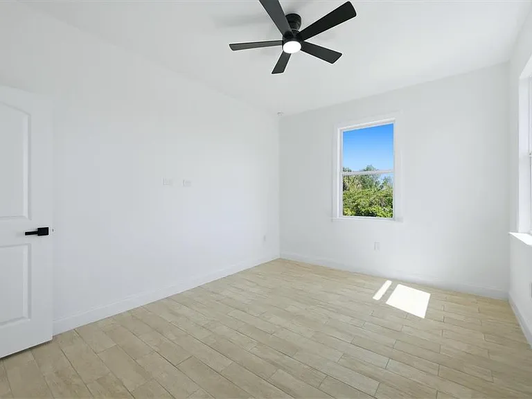 8 Bank Ct — Photo 19