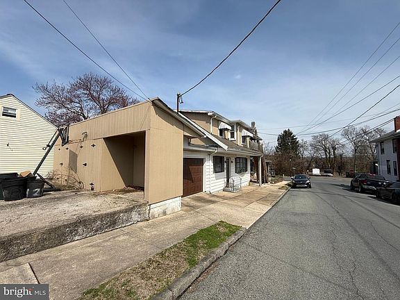 4th image of 402 W 1st St